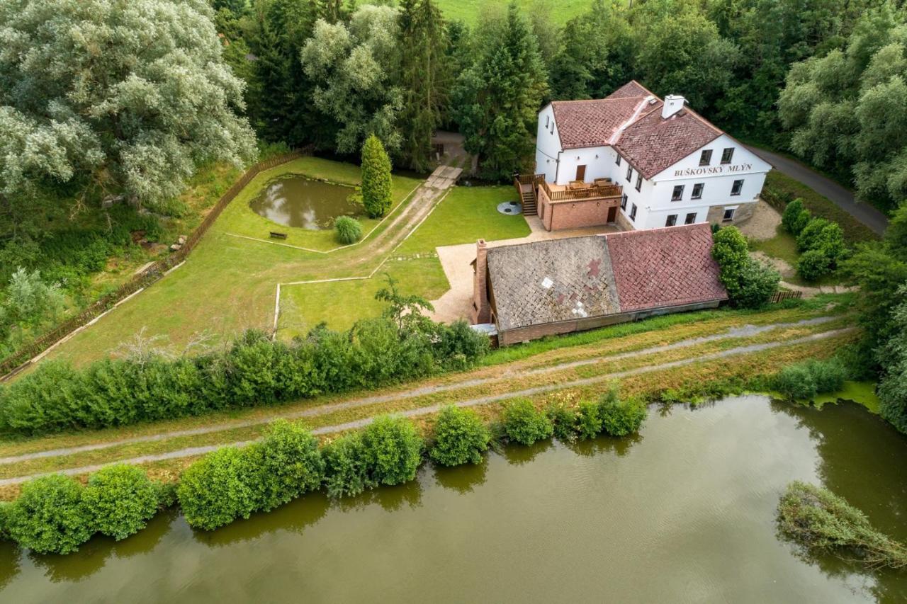 Buskovsky Mlyn 1580 Hotel Dolní Bousov Exterior foto
