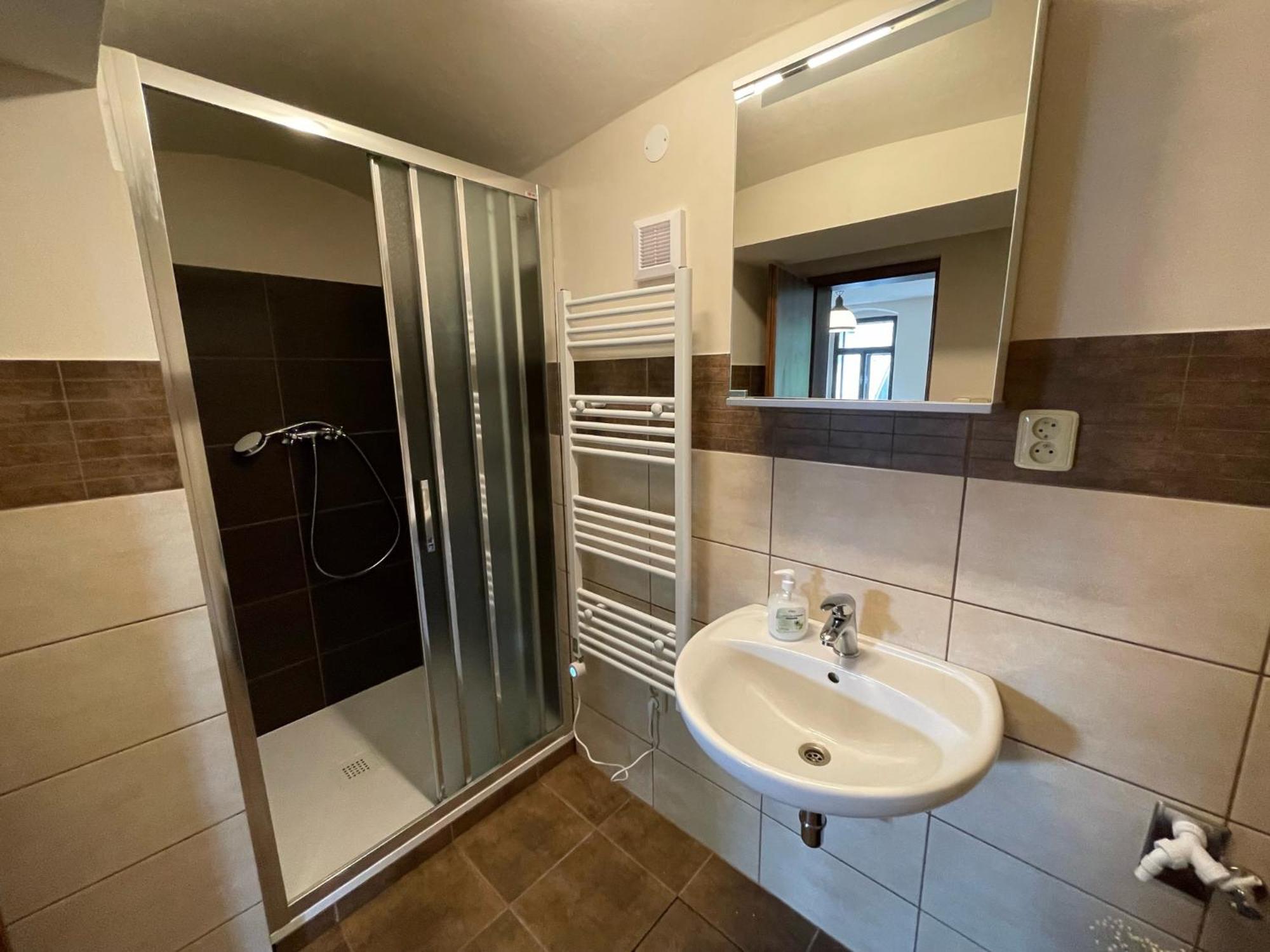 Buskovsky Mlyn 1580 Hotel Dolní Bousov Quarto foto